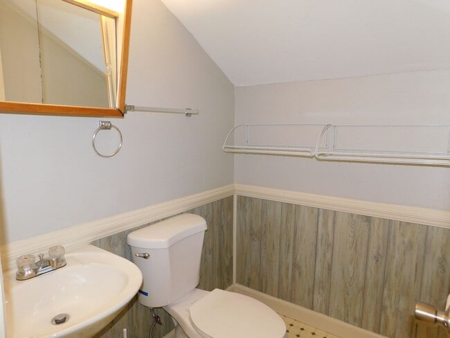 Building Photo - 2 Bed 1.5 Bath Duplex near downtown