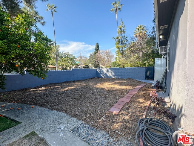 Building Photo - 1413 Paloma St