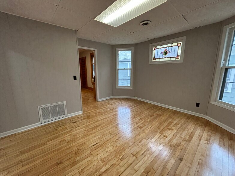 Building Photo - 512 8th Ave NE