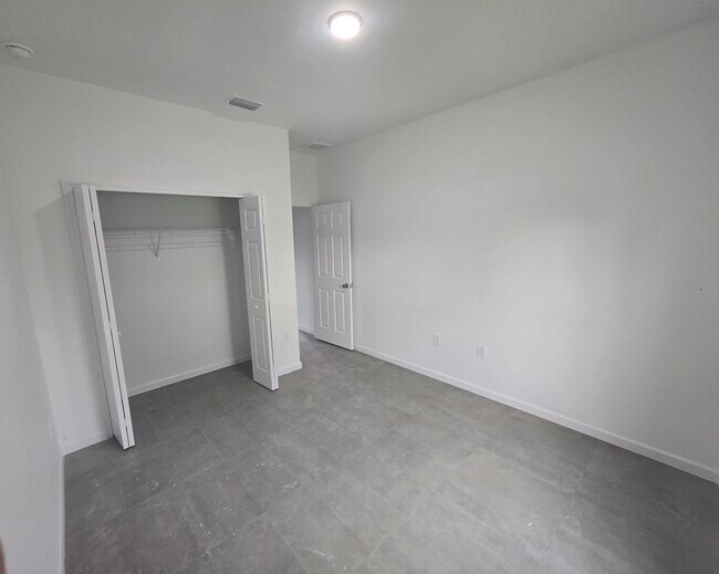 Building Photo - Large 3 Bedroom, 2 Bath + Den