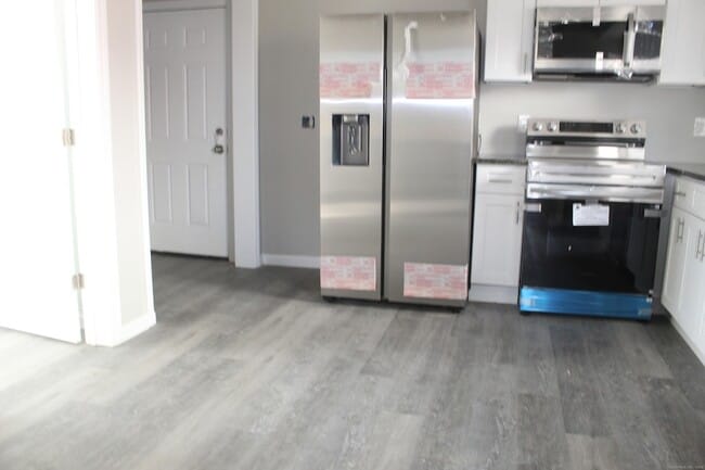 Building Photo - 647 New Park Ave