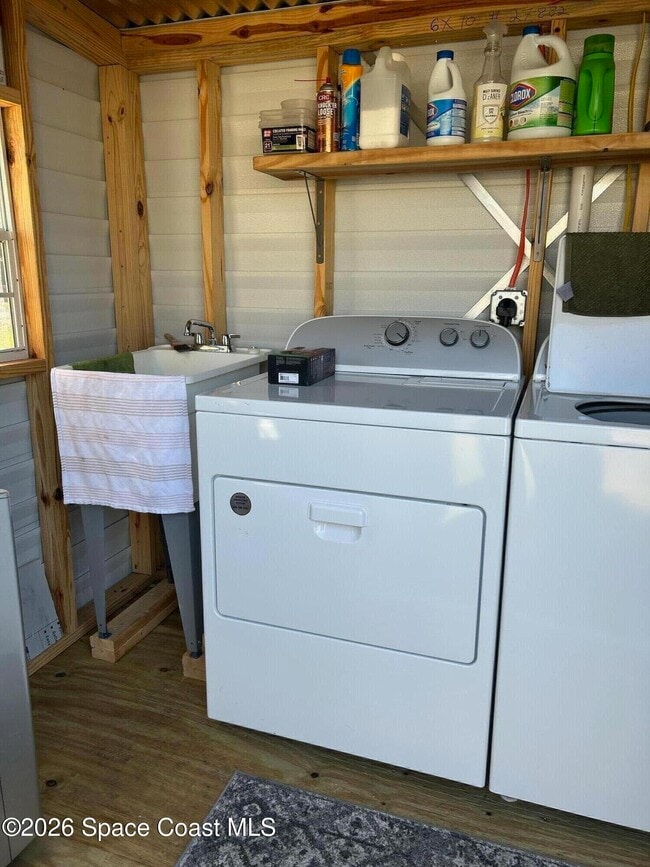 Building Photo - 1915 S Park Ave