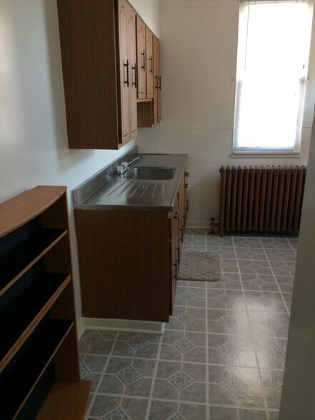 Kitchen - 3821 Bates St