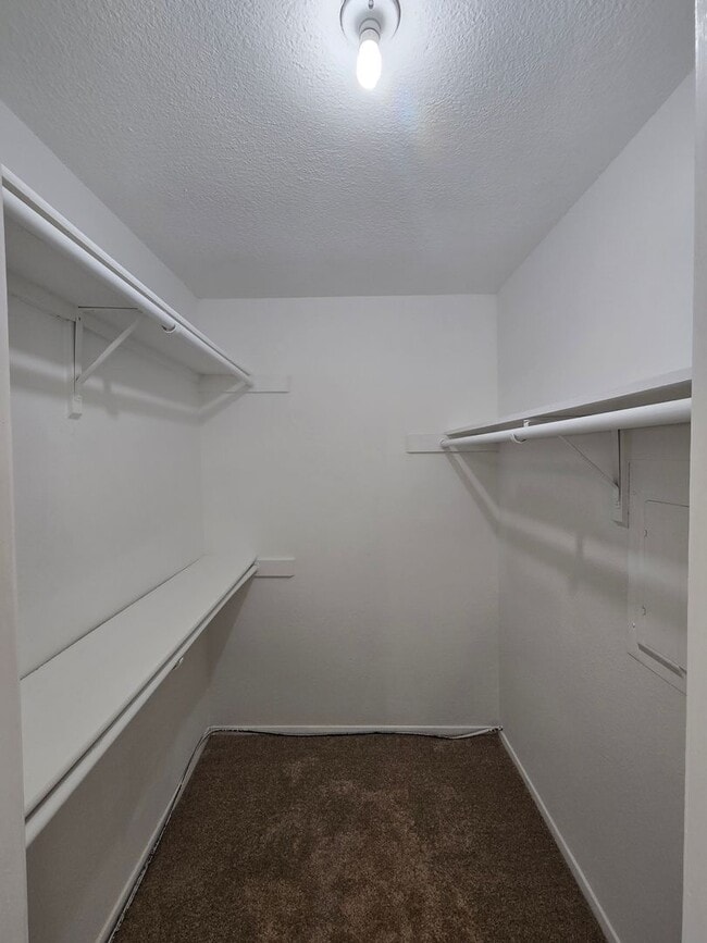 Building Photo - Updated Townhome Condo in Prime Location!