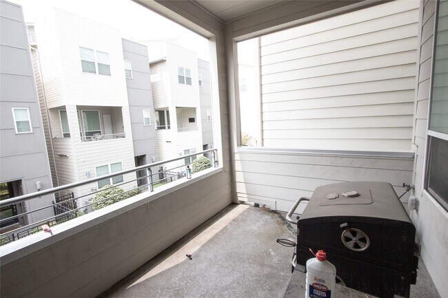 Building Photo - 2779 Clinton Dr