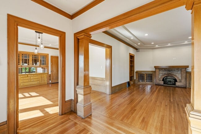 Building Photo - Classic 3bed/2bath Home Near Lake Merritt with Fresh Updates