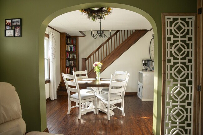 Building Photo - Beautifully Renovated 4-Bedroom Home with Fenced Backyard!