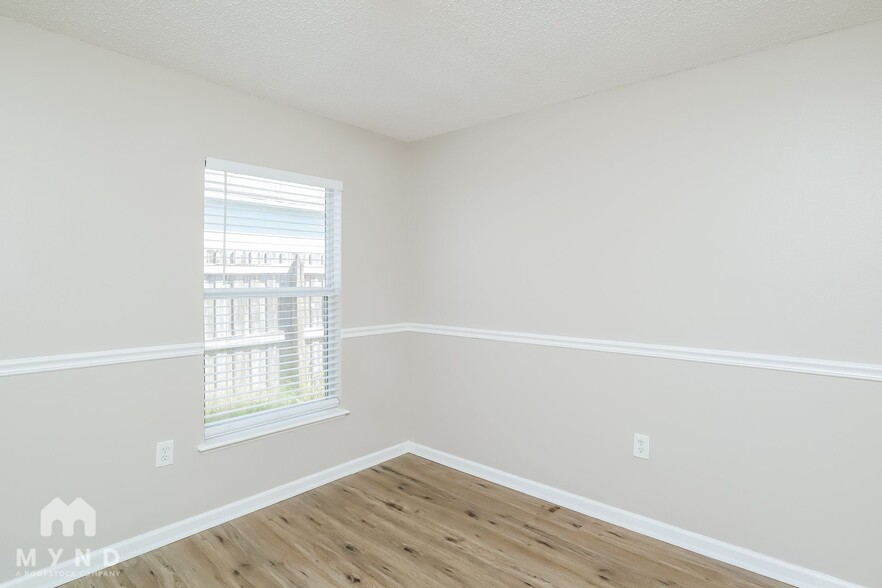 Building Photo - 8537 English Oak Dr