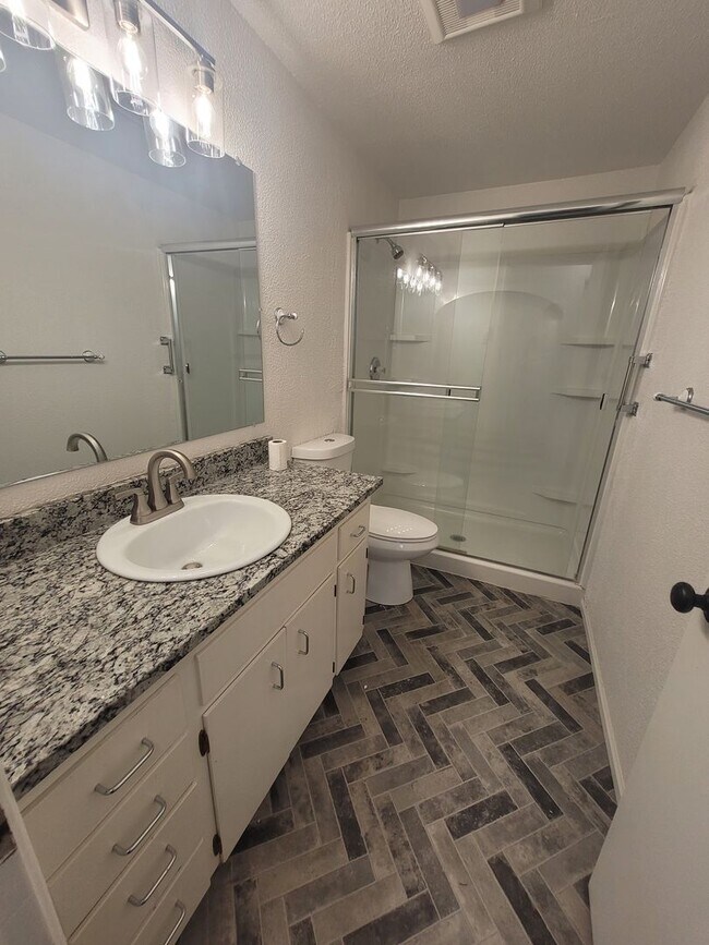 Building Photo - Updated 2BD/1BA Coming Duplex Available