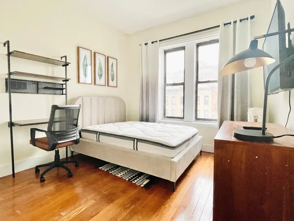 Building Photo - Furnished room/NOT APARTMENT
