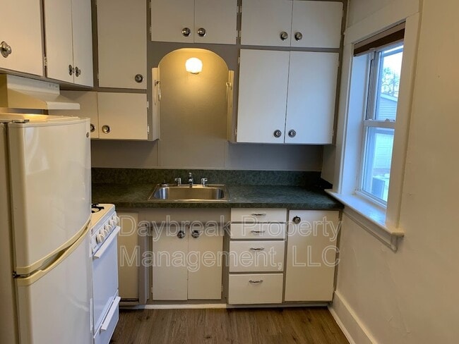 Building Photo - 1121 2nd Ave S