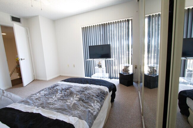 Building Photo - 606 6th Way