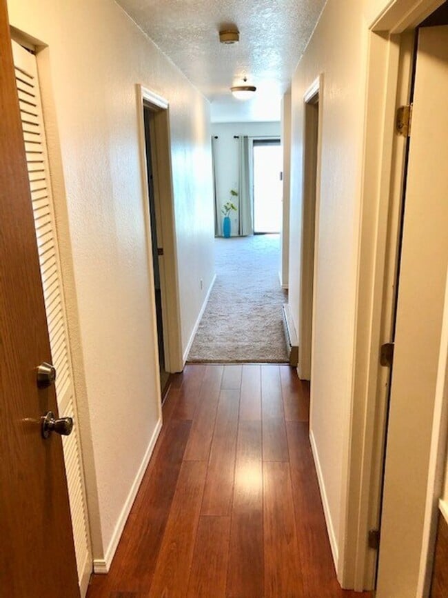 Building Photo - One Bedroom Lakefront Condo with Garage
