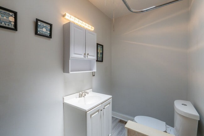 Building Photo - Newly rehabbed 3 bedroom 1.5 bath unit