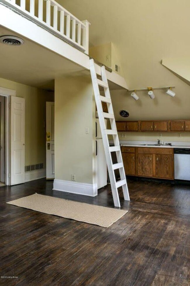 Building Photo - 1454