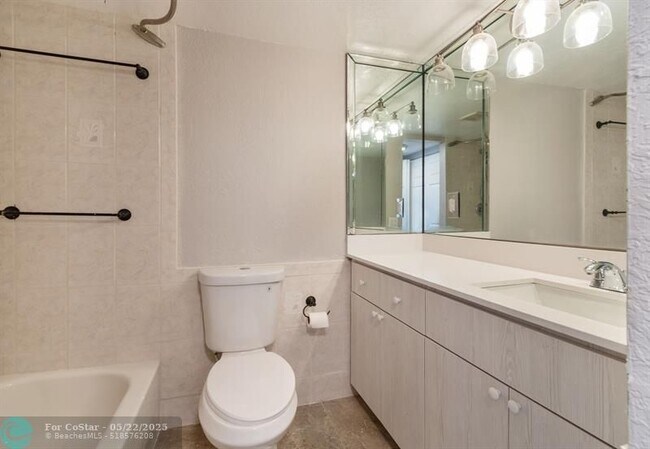 Building Photo - 7980 N French Dr