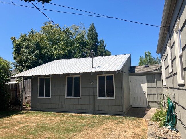 Building Photo - Charming Three Bedroom Home in Central Salem