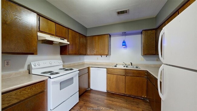 Building Photo - 2803 Longmire Dr