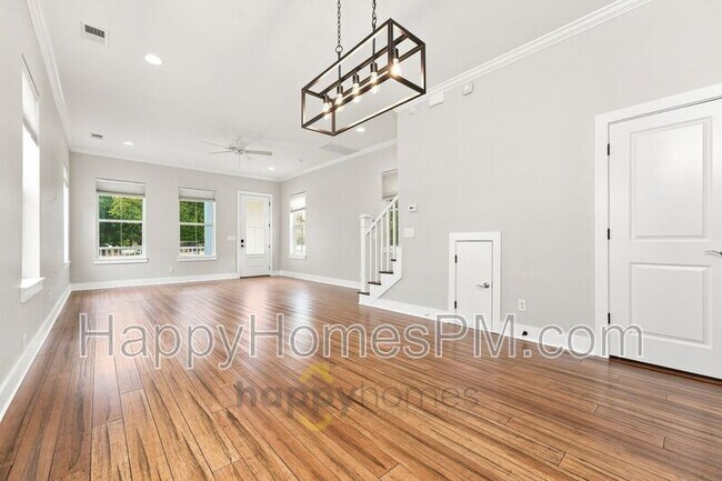Building Photo - 4613 Oakwood Ave