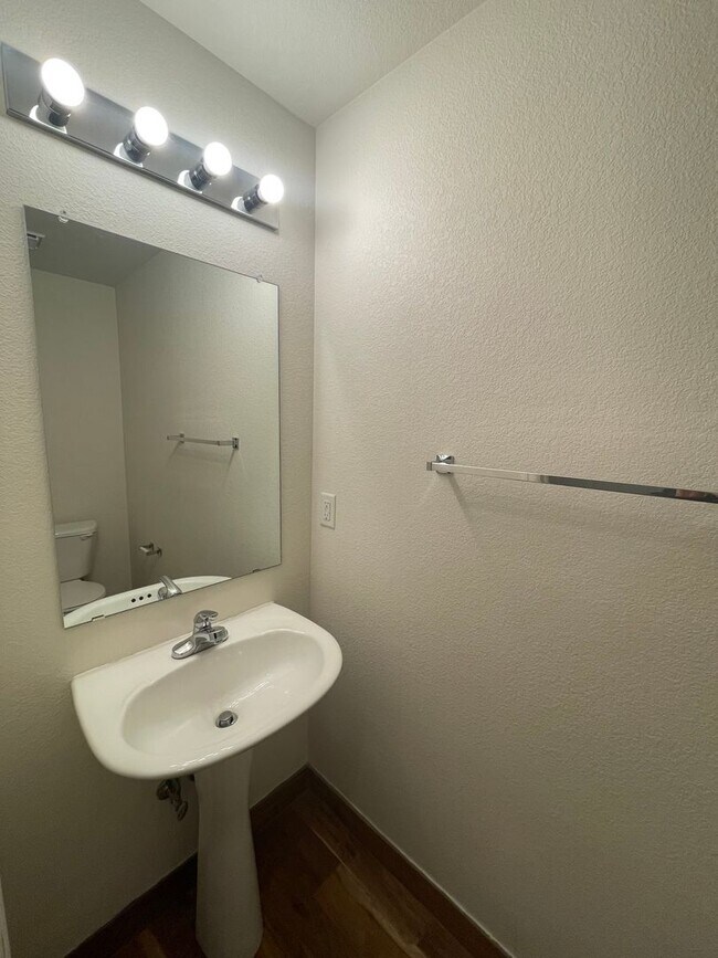 Building Photo - Spacious 3 Bed, 2.5 Bath Townhome in Rigden Farm!