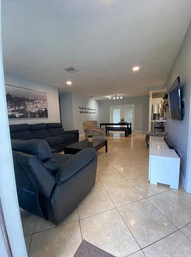 Building Photo - 6500 SW 4th St