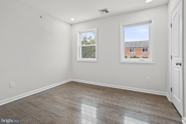 Building Photo - 819 11th Ave