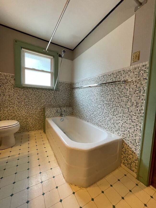 Building Photo - Three bedroom 1 1/2 bathroom home for rent