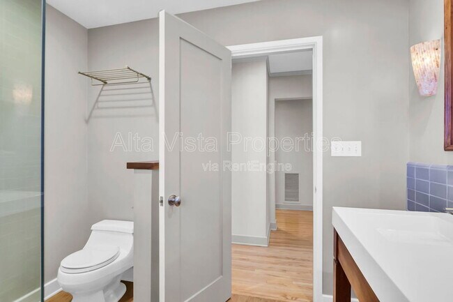 Building Photo - 5940 La Jolla Mesa Dr
