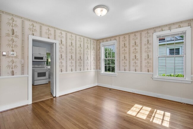 Building Photo - BEAUTIFUL COLONIAL HOME ON LIBBIE AVENUE B...