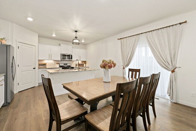 Building Photo - Upgraded 5-Bedroom Home in Immaculate Condition