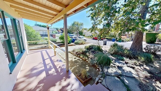 Building Photo - Desirable 3 Bedroom, 2 Bathroom house in S...