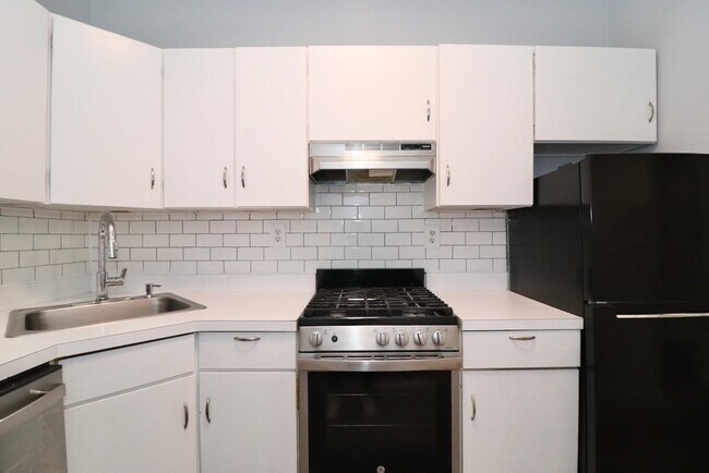 Building Photo - 108 Adams St