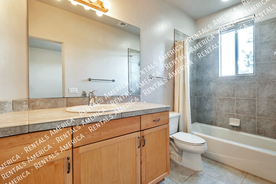 Building Photo - 1033 W Par 4 Dr