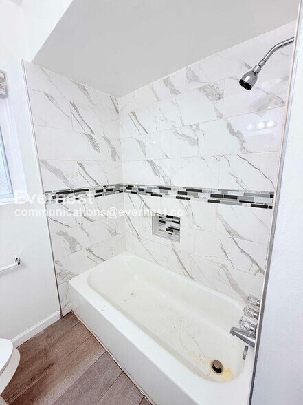 Building Photo - 15601 Schoolcraft Rd