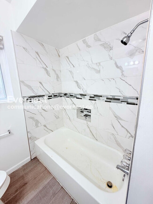 Building Photo - 15601 Schoolcraft Rd