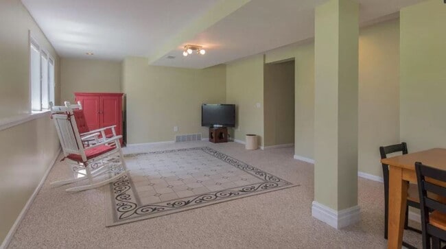 Building Photo - Beautiful large 4 bedroom Home