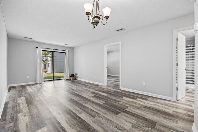 Building Photo - Charming 2-Bedroom Condo Near the Beach