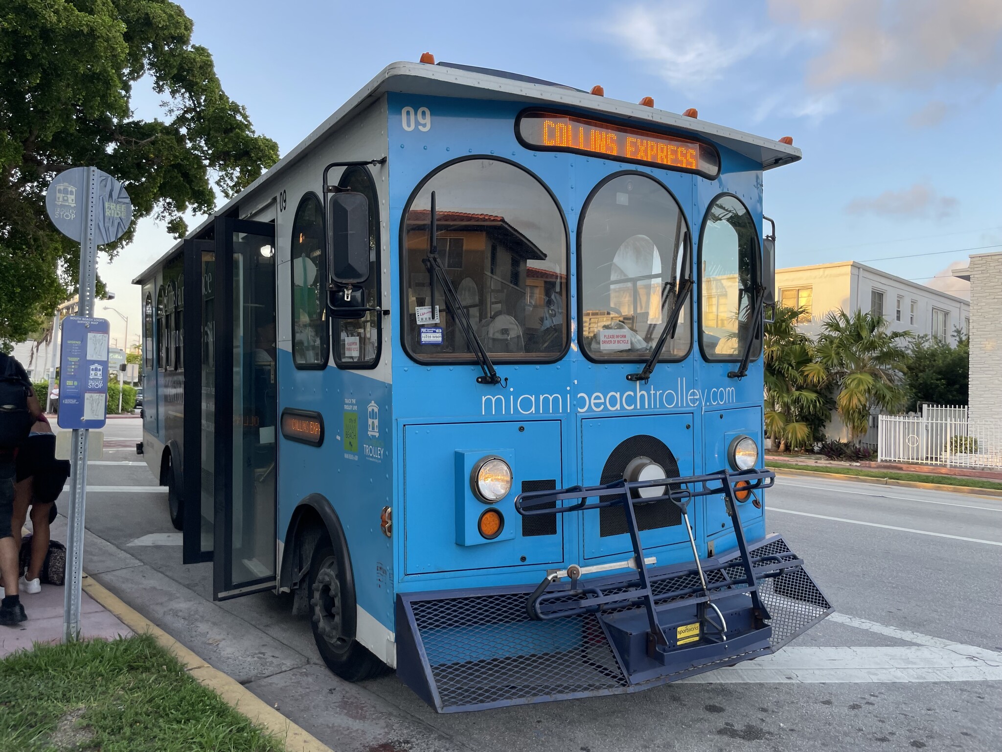 Free trolley bus - 7510 Dickens Ave