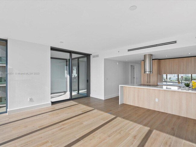 Building Photo - 9901 W Bay Harbor Dr