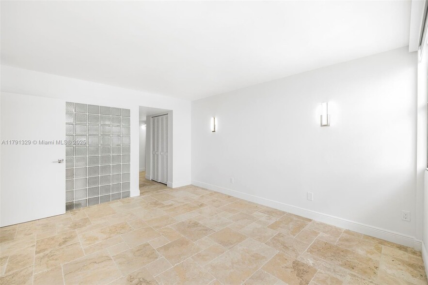 Building Photo - 1420 Brickell Bay Dr