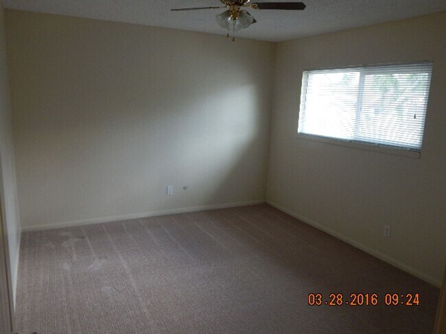 Building Photo - Riverside - GATED 3 Bedroom Condo in Sprin...