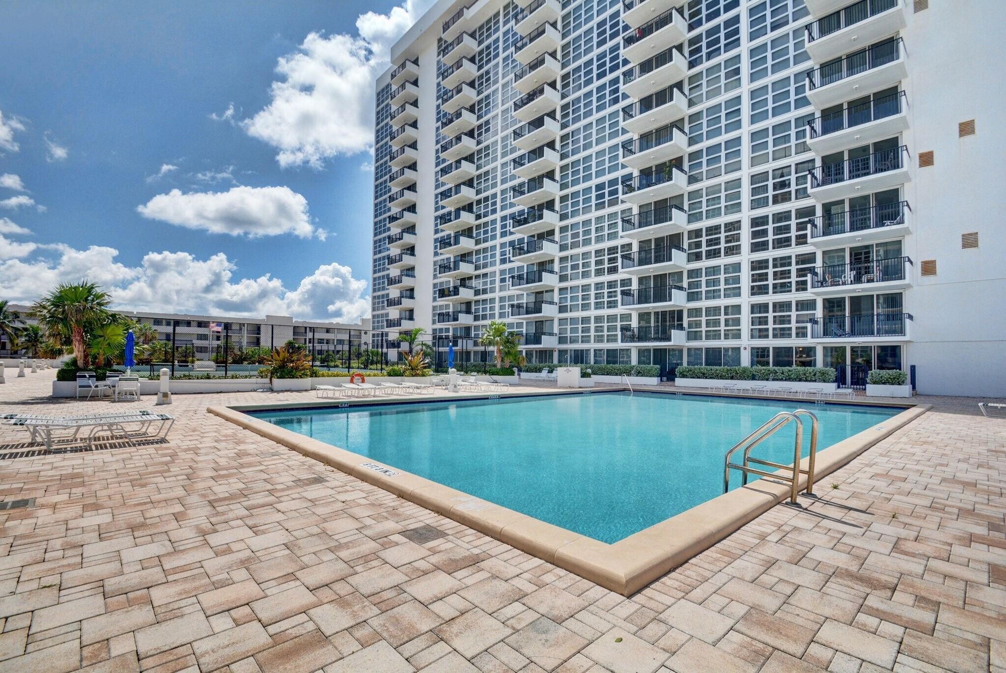 Building Photo - 525 N Ocean Blvd