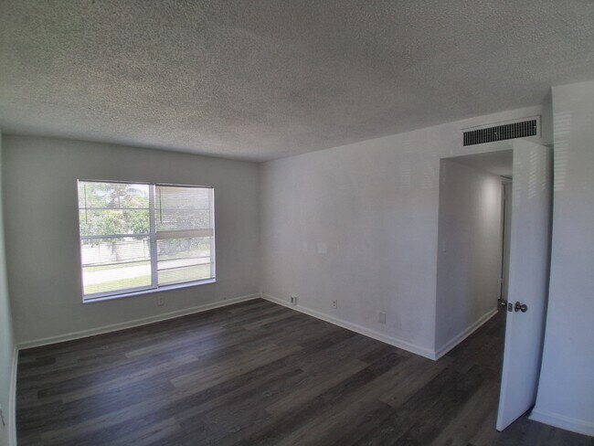 Building Photo - 401 SW 13th Pl