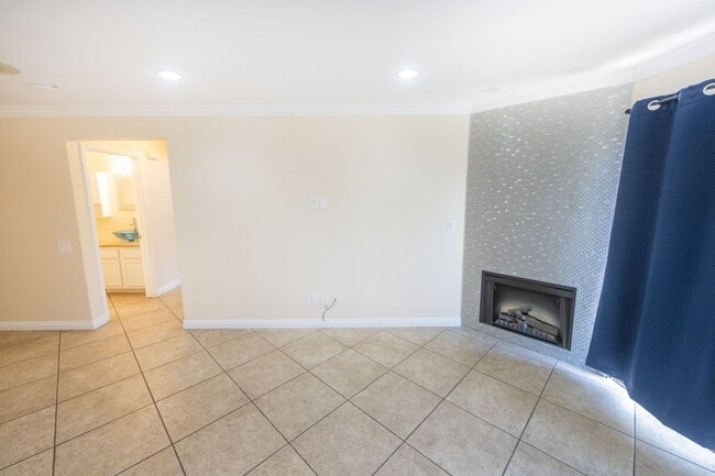 Building Photo - 3550 Sunset Ln