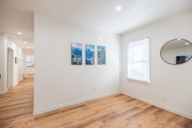 Building Photo - 600 E 8th St