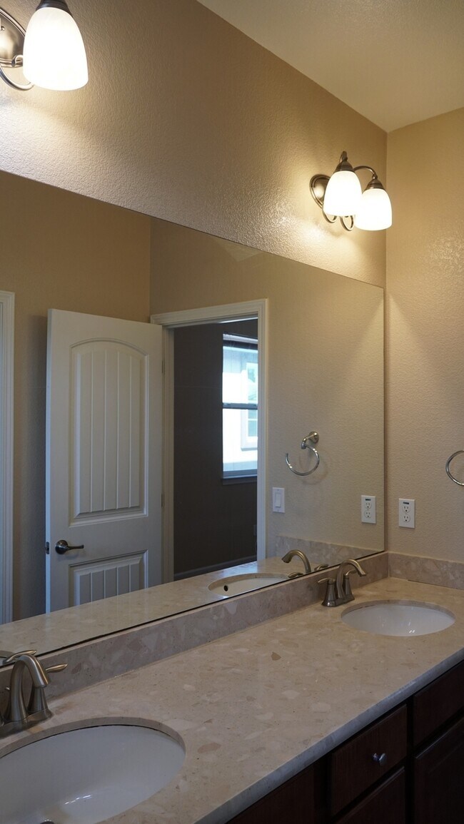 Building Photo - Beautiful two story home in Roseville!