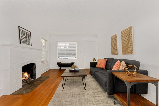 Building Photo - 2610 Glenwilde Pl E