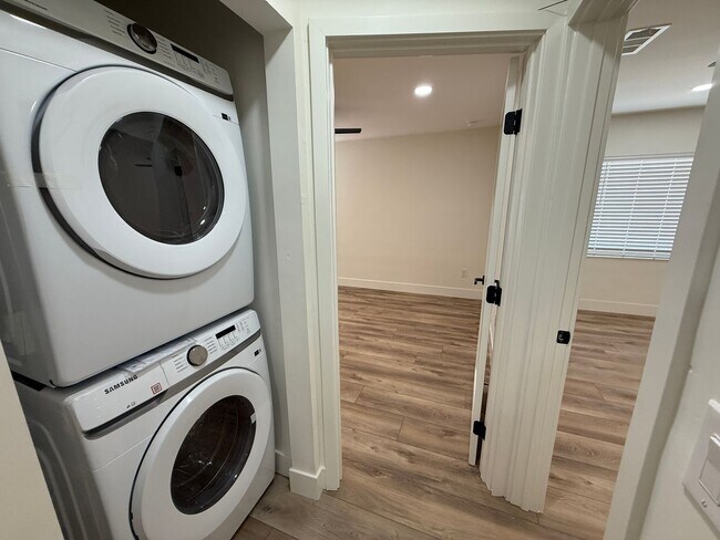 Building Photo - 7 Bed House in Prime Location, Steps to Ca...