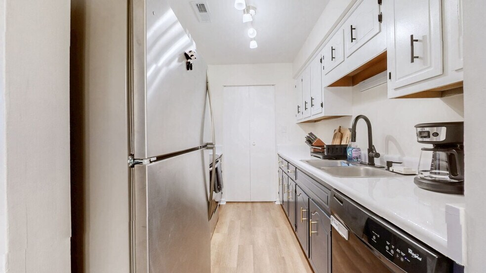 Building Photo - 253 White Oak Rd