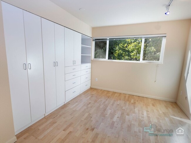 Building Photo - 1-Month Rent Free! Condo Near OHSU with Huge Deck, Stunning Views and Parking